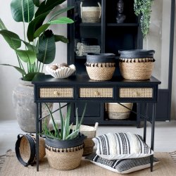 Sort skrivebord med rattanskuffer