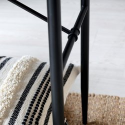 Sort skrivebord med rattanskuffer