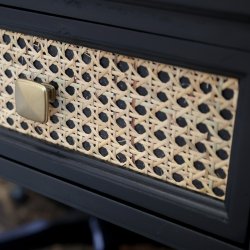 Sort skrivebord med rattanskuffer