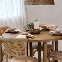 Rundt spisebord i grantr