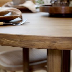 Rundt spisebord i grantr