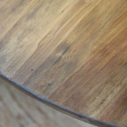 Rundt spisebord i grantr