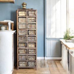 Kommode med 18 murstensforme