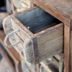 Kommode med 18 murstensforme