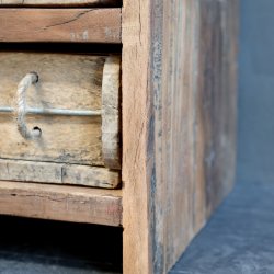 Kommode med 18 murstensforme