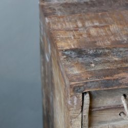 Kommode med 10 murstensforme