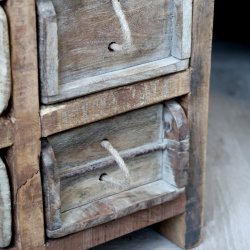 Kommode med 10 murstensforme