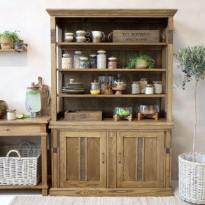 Rustik reol med fine detaljer