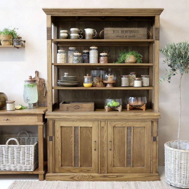 Rustik reol med fine detaljer