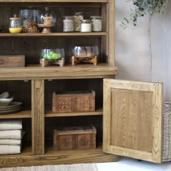 Rustik reol med fine detaljer