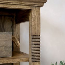 Rustik reol med fine detaljer