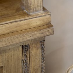 Rustik reol med fine detaljer