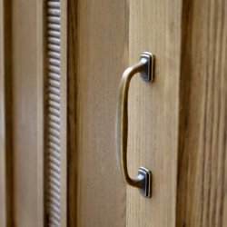 Rustik reol med fine detaljer