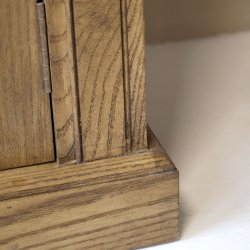 Rustik reol med fine detaljer