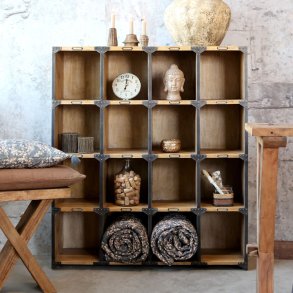 Retro reol med jernbeslag