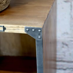 Retro reol med jernbeslag