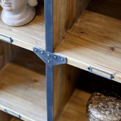 Retro reol med jernbeslag