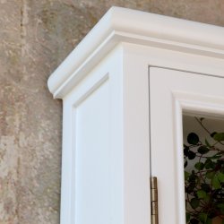 Hvid vghngt vitrine, tr