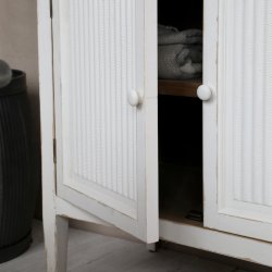 Hvidt skab med rillede lger
