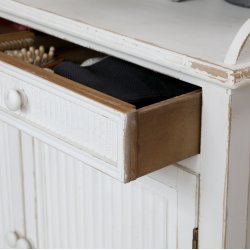 Hvidt skab med rillede lger