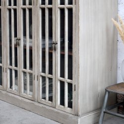 Vitrineskab med 6 lger og sort top