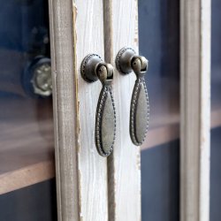 Vitrineskab med 6 lger og sort top