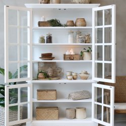 Hvidt vitrineskab med 4 glasl�ger