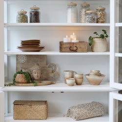 Hvidt vitrineskab med 4 glasl�ger