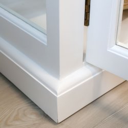 Hvidt vitrineskab med 4 glasl�ger