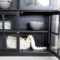 Sort vitrineskab med 4 glaslger