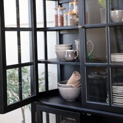 Sort vitrineskab med 4 glaslger