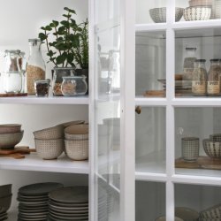 Hvidt vitrineskab med 8 glaslger