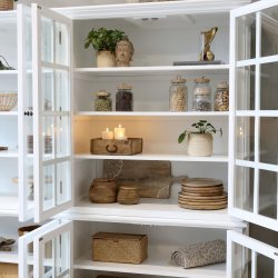 Hvidt vitrineskab med 8 glasl�ger