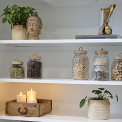 Hvidt vitrineskab med 8 glasl�ger