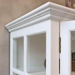 Hvidt vitrineskab med 8 glasl�ger