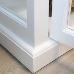 Hvidt vitrineskab med 8 glasl�ger