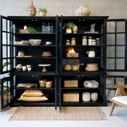 Sort vitrineskab med 8 glasl�ger