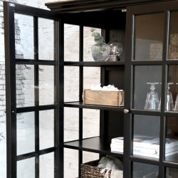 Sort vitrineskab med 8 glaslger