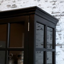 Sort vitrineskab med 8 glaslger