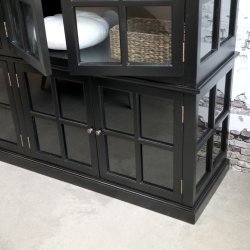 Sort vitrineskab med 8 glaslger