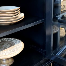 Sort vitrineskab med 8 glasl�ger