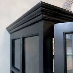 Sort vitrineskab med 8 glasl�ger