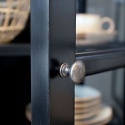 Sort vitrineskab med 8 glasl�ger