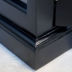 Sort vitrineskab med 8 glasl�ger