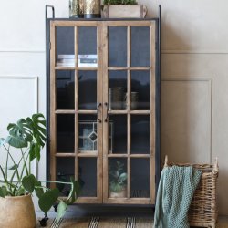 Vitrineskab med 2 lger i trramme