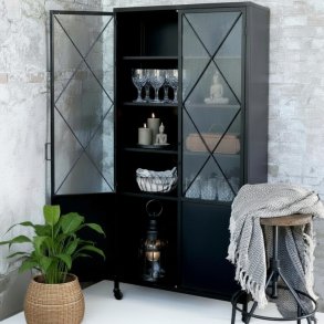 Sort vitrineskab p hjul