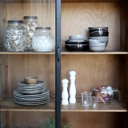 Sort vitrineskab med 2 glaslger