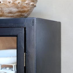 Sort vitrineskab med 2 glaslger