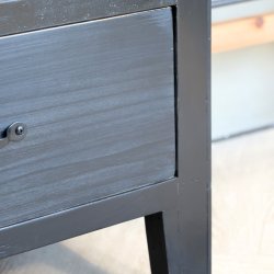 Sort vitrineskab med 2 glaslger