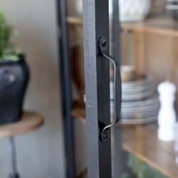 Sort vitrineskab med 2 glaslger